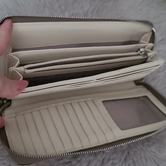 Michael Kors Leather Wallet ❤️ - Picture 5 of 10